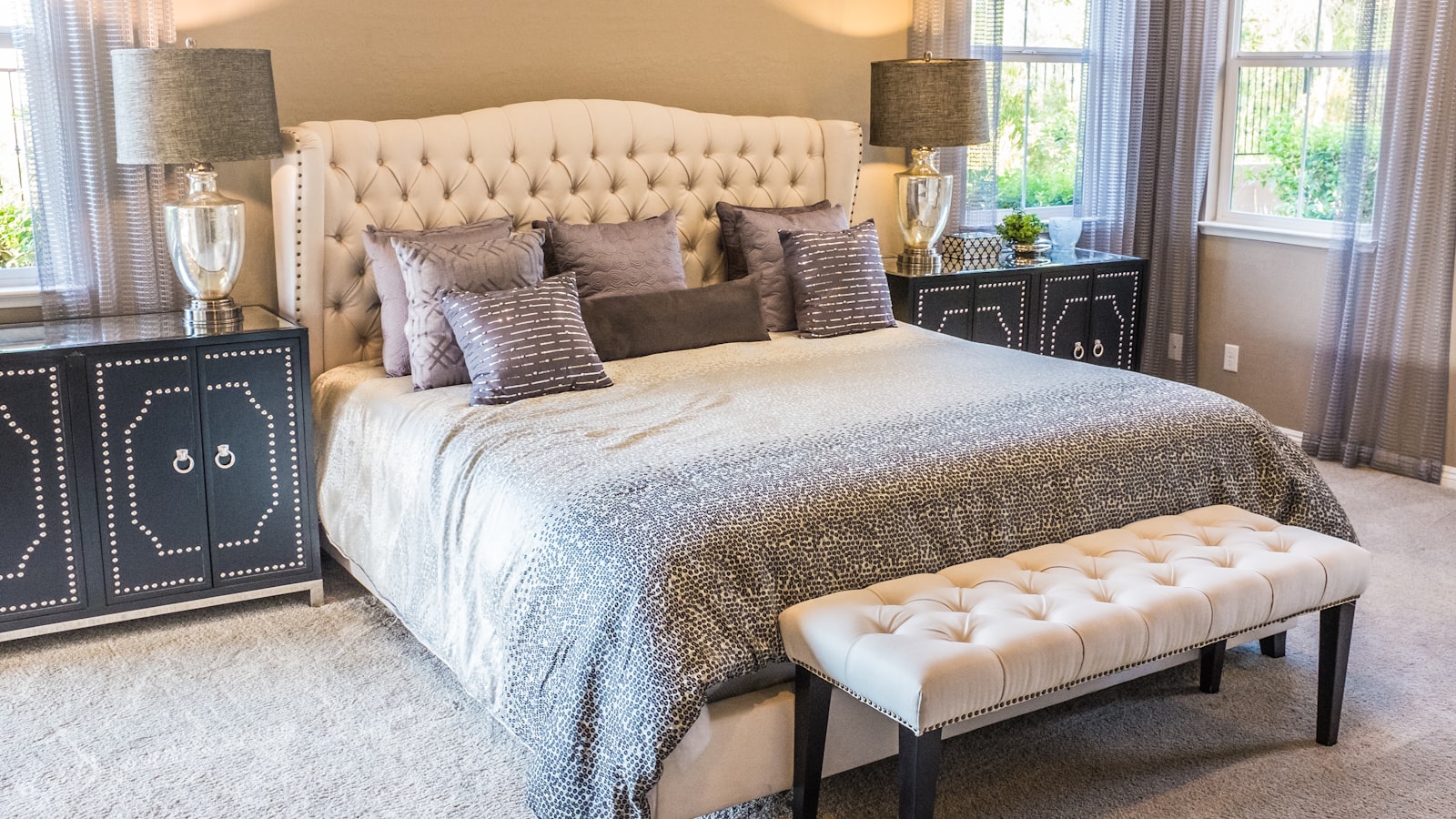 Chambre cosy avec rideaux doubles aux fenetres