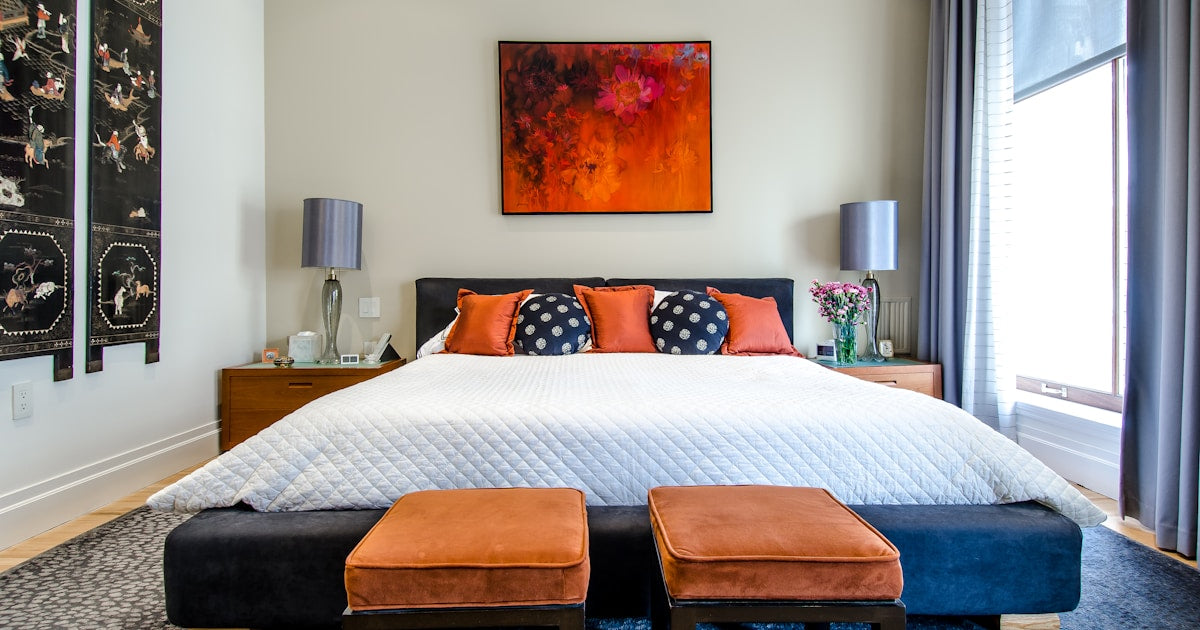 Chambre cosy avec rideaux occultants et ambiance apaisante pour favoriser le sommeil