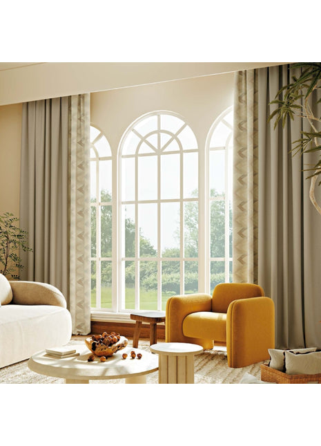 Rideau beige texturé motif chevron géométrique style scandinave dans salon contemporain lumineux