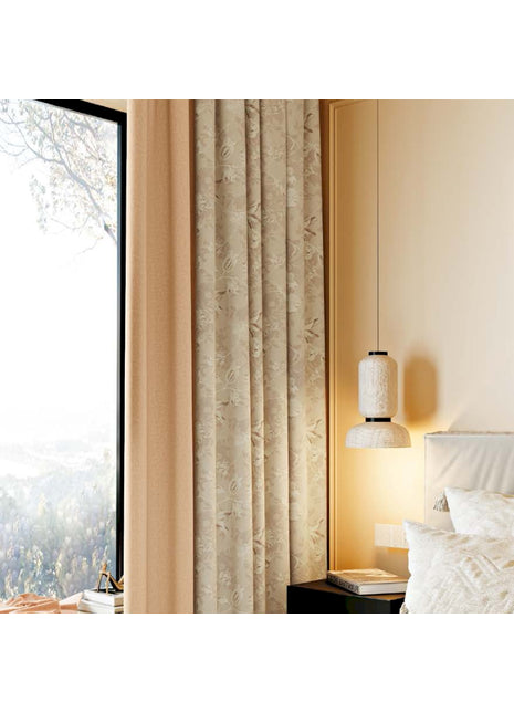 Rideau beige floral ton sur ton chambre jacquard végétal tombé généreux baie vitrée contemporain