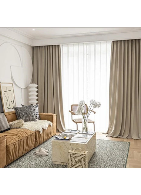 Rideau velours Beige style luxe dans salon contemporain élégant