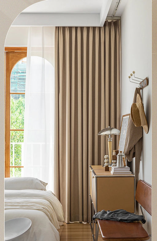 Rideau beige occultant style lin chambre taupe plis pincés tombé luxueux contemporain japandi
