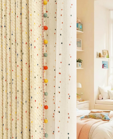 Voilage enfant blanc pois colorés pompons chambre joyeuse