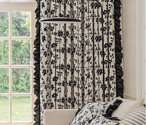 Rideau occultant fleurs noires lisse