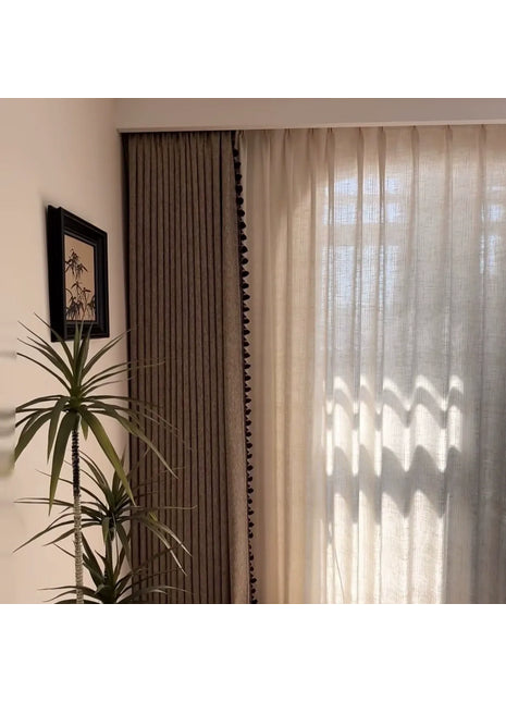 Rideau occultants beige clair effet craquelé avec pompons