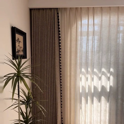 Rideau occultants beige clair effet craquelé avec pompons