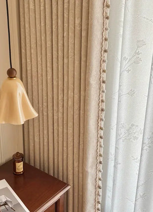Rideau beige floral ton sur ton chambre