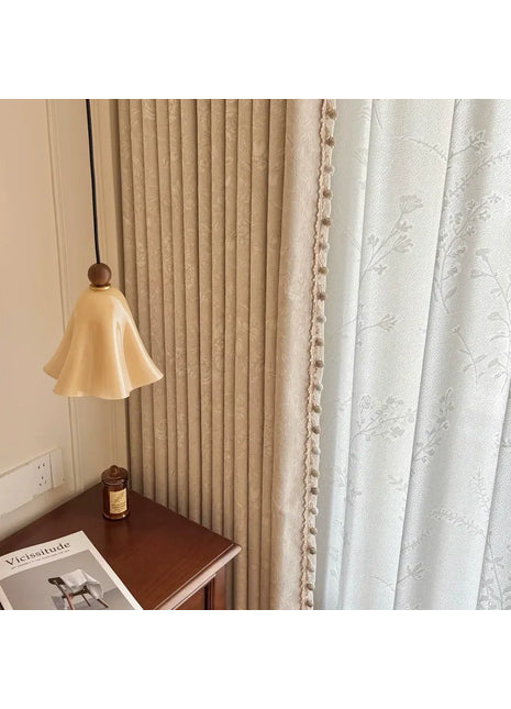 Rideau beige floral ton sur ton chambre