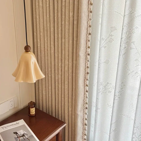 Rideau beige floral ton sur ton chambre