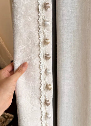 Rideau beige floral ton sur ton chambre