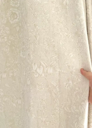 Rideau beige floral ton sur ton chambre