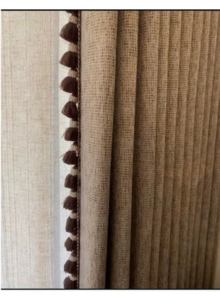 Rideau occultants beige clair effet craquelé avec pompons