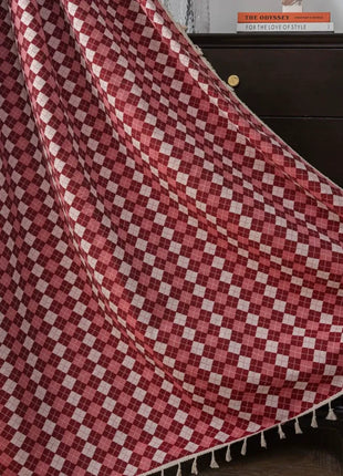 Rideau bicolore à damier rouge et écru avec finition à pompons