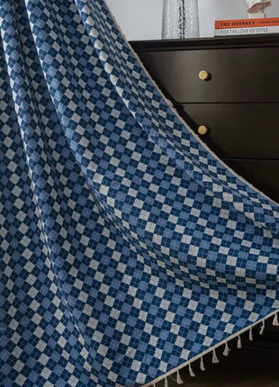 Rideau bicolore à petits losanges bleus et écrus dans un intérieur bohème
