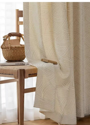 Rideau blanc cassé au motif d'arcs, près d'une chaise en bois et d'un panier en osier