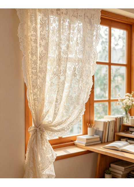 Voilage à broderie florale noué en embrasse devant une fenêtre en bois clair, au-dessus d'un bureau