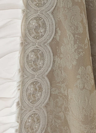 Rideau en dentelle brodée