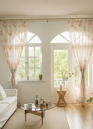 Voilage fleuri pastel sur fond blanc style champêtre chic
