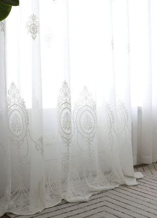 Voilage brodé romantique blanc médaillon floral
