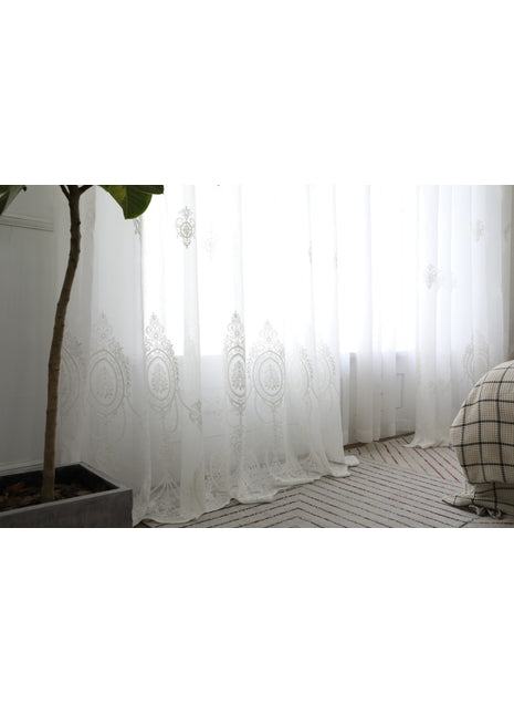 Voilage brodé romantique blanc médaillon floral