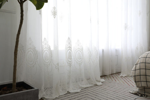 Voilage brodé romantique blanc médaillon floral