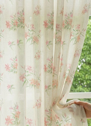 Voilage fleuri pastel sur fond blanc style champêtre chic