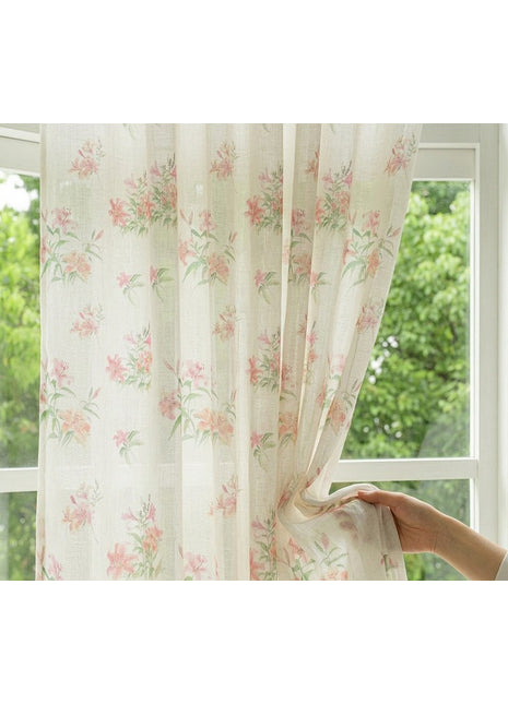 Voilage fleuri pastel sur fond blanc style champêtre chic
