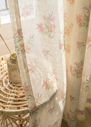 Voilage fleuri pastel sur fond blanc style champêtre chic