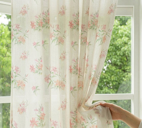 Voilage fleuri pastel sur fond blanc style champêtre chic