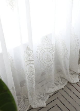 Voilage brodé romantique blanc médaillon floral