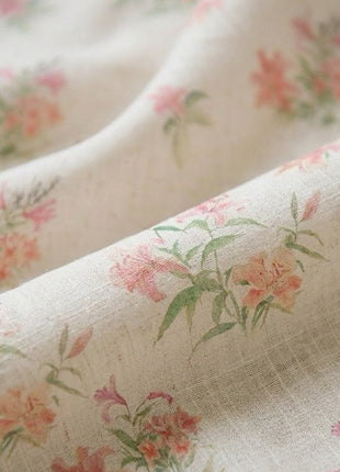 Voilage fleuri pastel sur fond blanc style champêtre chic