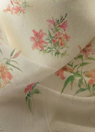 Voilage fleuri pastel sur fond blanc style champêtre chic