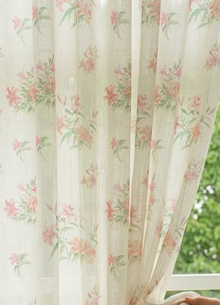 Voilage fleuri pastel sur fond blanc style champêtre chic