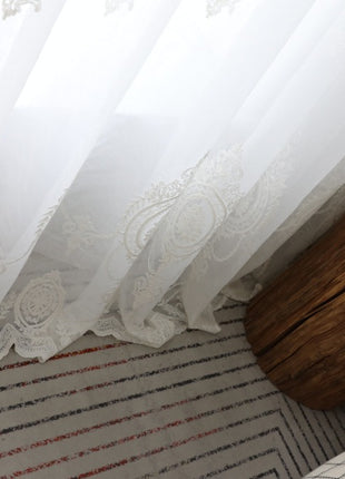 Voilage brodé romantique blanc médaillon floral