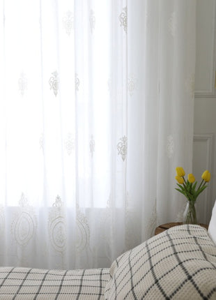 Voilage brodé romantique blanc médaillon floral