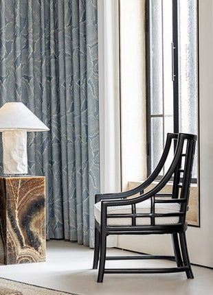 Rideau bleu motif bois doré salon