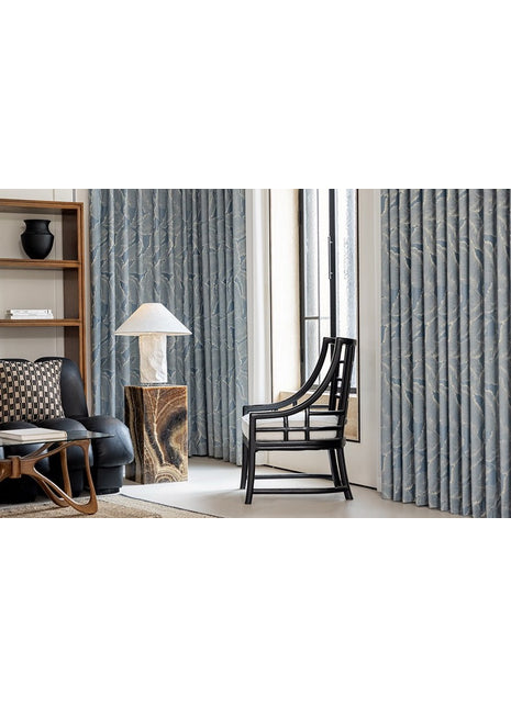 Rideau bleu motif bois doré salon