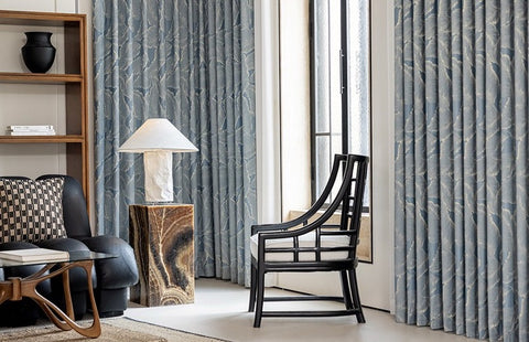 Rideau bleu motif bois doré salon