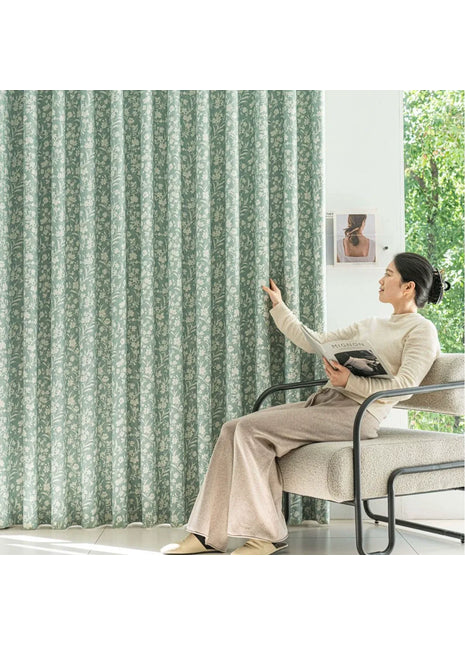 Rideau vert motif floral blanc style campagne