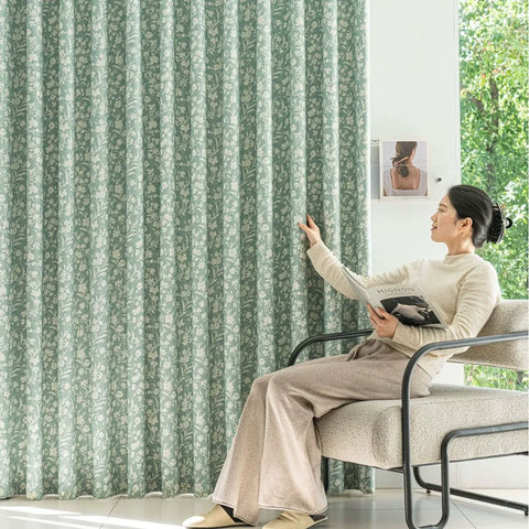 Rideau vert motif floral blanc style campagne