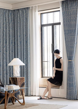 Rideau bleu motif bois doré salon