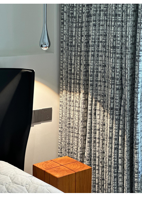 Rideau tweed noir et blanc style Chanel dans une chambre contemporaine