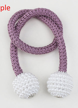 attache violet et blanc orné de perles, utilisé pour les rideaux décoratifs avec un système d'attache magnétique.