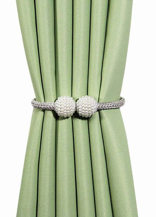 Un ensemble de rideaux verts ornés de perles blanches, mettant en valeur l'élégance des décorations intérieures.