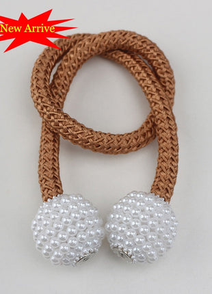 Deux attaches corde brune avec des perles blanches, parfaites pour une décoration élégante.