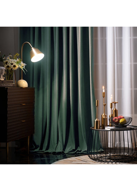 Rideau velours épais vert occultant dans un salon chic