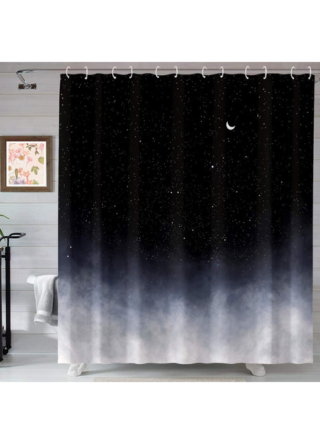 Rideau de douche noir et blanc au motif de ciel étoilé, dans une salle de bains en lambris blanc