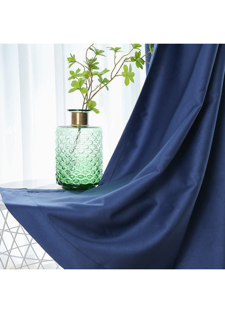 Rideaux bleu marine occultants dans un salon lumineux